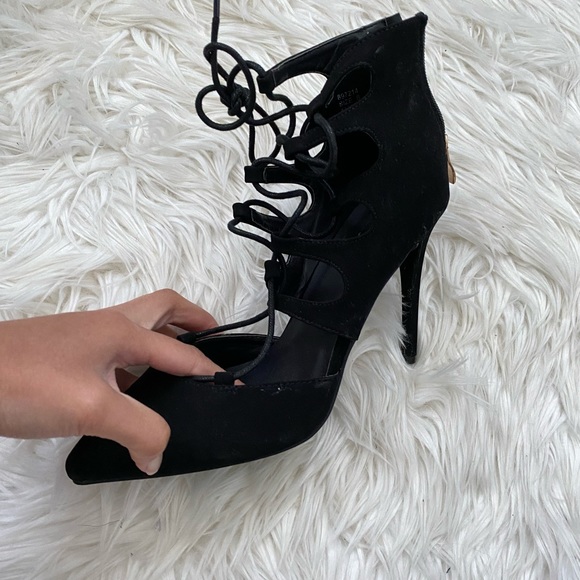 Black heels - Picture 2 of 3